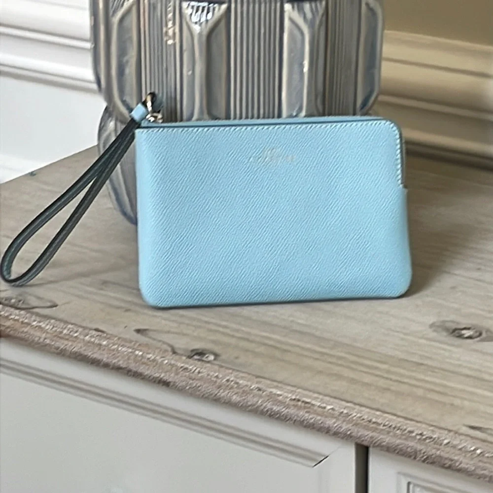 NWT Coach Leather Corner Zip Waterfall Wristlet - Picture 1 of 5